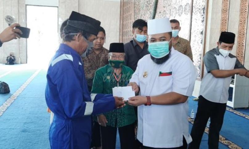 Ratusan Petugas Kebersihan dapat Bantuan PLK dari BazNas Kota Bengkulu