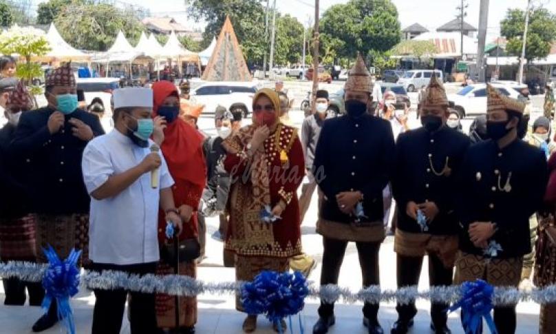 Launching alun-alun Berendo Kota Bengkulu dengan melakukan pemotongan pita secara simbolis, Rabu (17/03/2021).