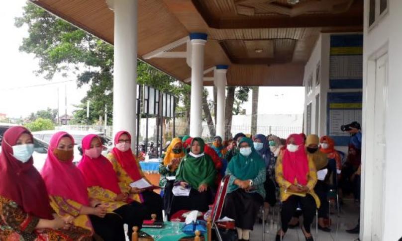 Ketua PKK Kota Bengkulu Hj Khairunnisa Helmi melalui Wakil Ketua 1 Hj. Dian Fitriani Wahyudi dalam acara sosiali pemanfaatan lahan pekarangan, Kamis (25/3/2021).