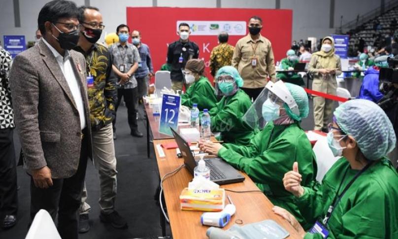 Menteri Kominfo Johnny G. Plate ketika berbincang dengan petugas medis saat meninjau pelaksanaan Vaksinasi tahap kedua bagi awak media di Hall Basket Senayan, Jakarta, Selasa (16/03/2021). - (Dra)