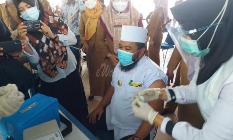 Walikota Bengkulu saat menerima vaksin Covid-19