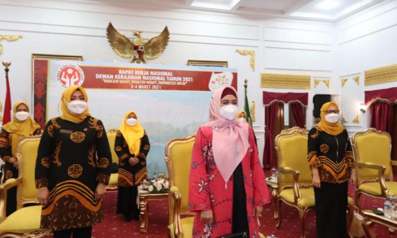  Ketua Dekranasda Provinsi Bengkulu Hj. Derta Wahyulin usai dilantik oleh Ketua Dekranasda pusat di Balai Raya Semarak, Rabu(3/3). 