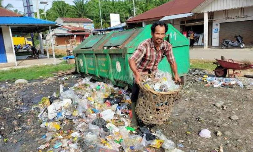 Sampah menumpuk di Pasar Pulai Payung