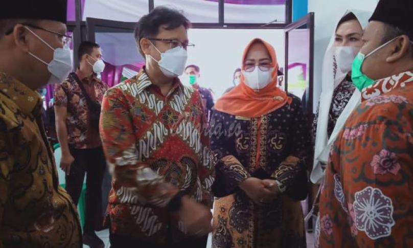 Menkes tinjau  pelaksanaan vaksinasi Covid-19 tahap ke II khusus lansia yang dilaunching di UPTD Puskesmas Kelurahan Jalan Gedang, Kamis (11/3/2021).