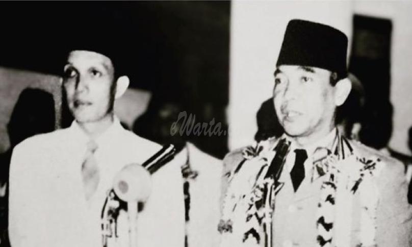 Prof Dr KH Abdullah Siddik SH (kakek Ashanti) sebelah kiri Sukarno