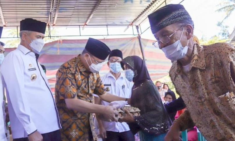 Foto: Dokumentasi pemberian bantuan sosial oleh Gubernur Bengkulu Rohidin Mersyah