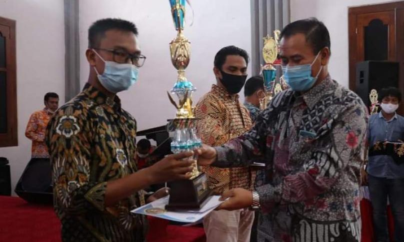 Bupati Mukomuko Berikan Penghargaan Pemenang Festival Kapuang Sati Ratau Batuah 2021
