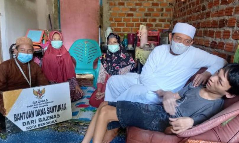 Wawali Kota Bengkulu Serahkan BazNas kepada Warga Benteng