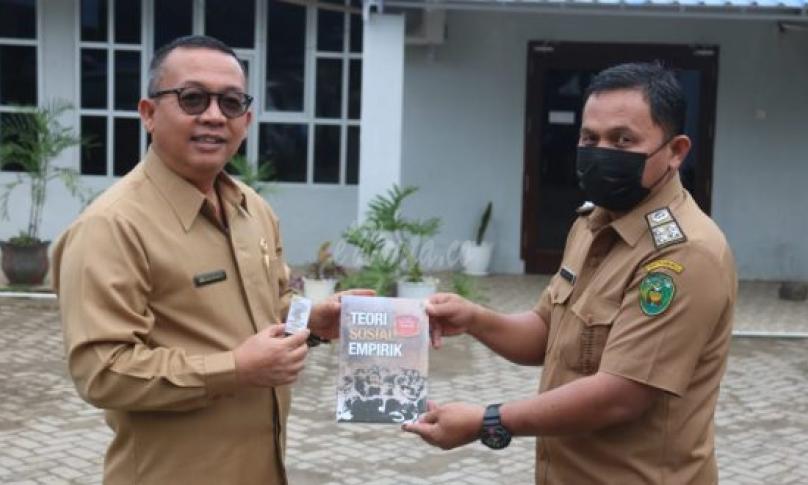 Kadis Kominfosan Berikan Penghargaan kepada PTT Terbaik dan Lepas Kasubag Umum