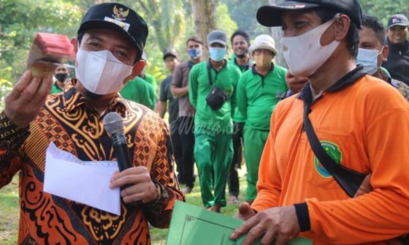 Wawali Serahkan SPT Sekaligus Gaji 3 Bulan kepada 294 PTT Dinas LH