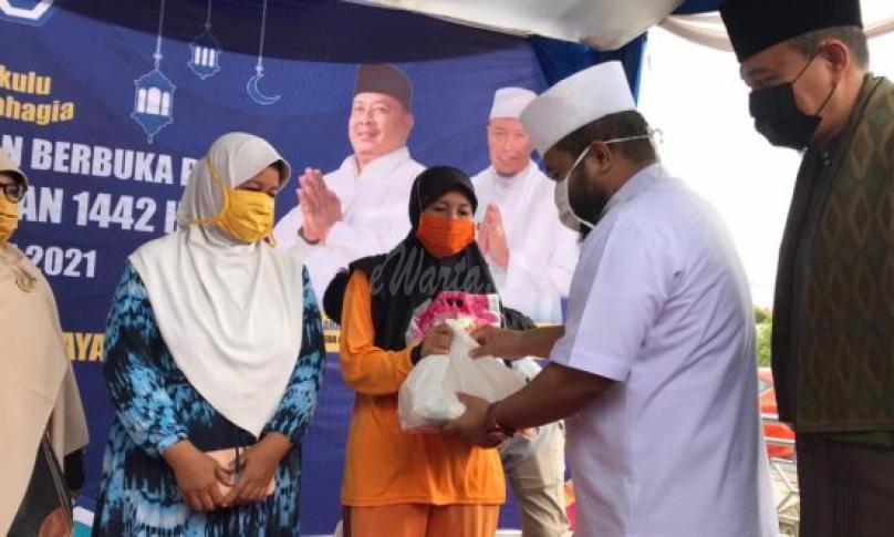 Walikota Bengkulu Bagikan 1000 Bingkisan Berbuka untuk Warga Kurang Mampu