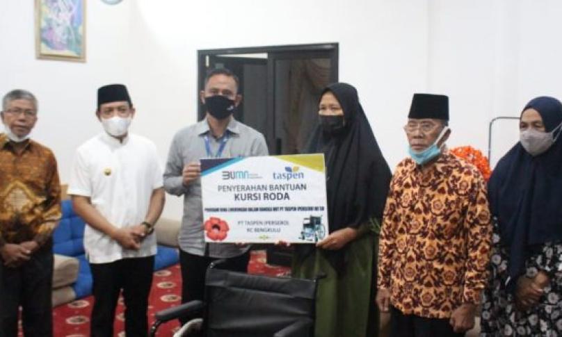 Pemkot dan PT Taspen Berikan Bantuan Kursi Roda untuk Pensiunan ASN