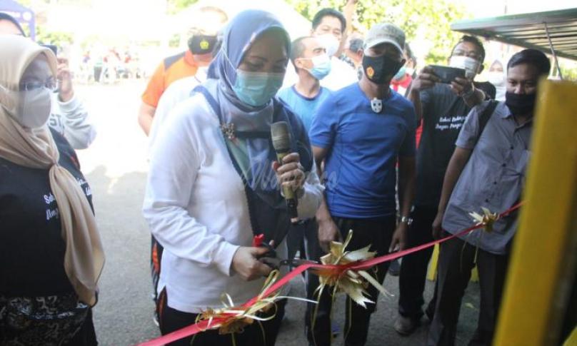 Jalan Santai Bersama dalam rangka Gerakan Diversifikasi Pangan Lokal Tahun 2021, di Halaman Kantor Dinas Ketahanan Pangan Provinsi Bengkulu, Jum'at (09/04).