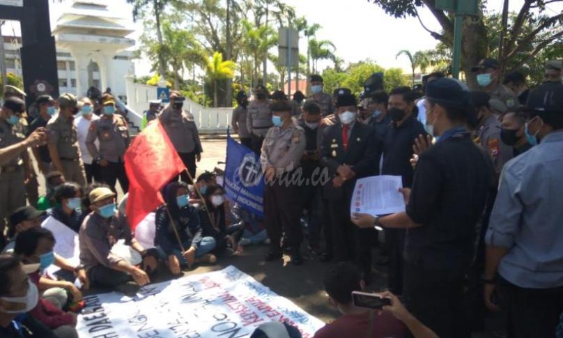 Aksi unjuk rasa di depan kantor Gubernur Bengkulu, Senin (12/4/2021) pagi.