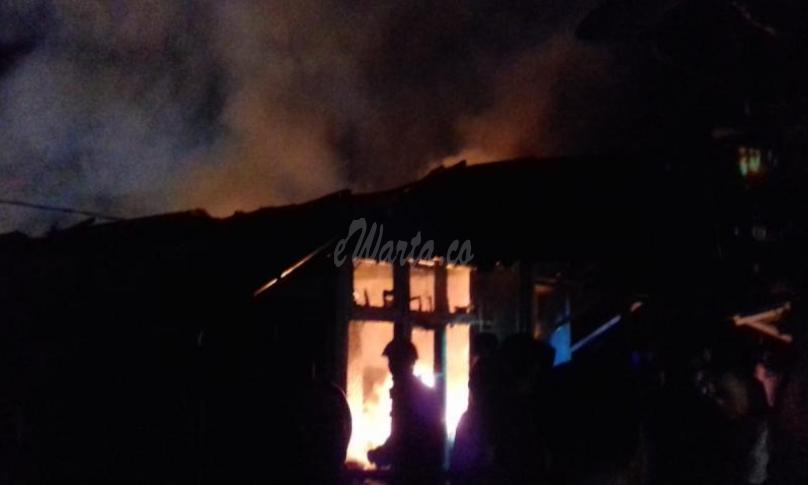 Ditinggal ke Masjid, Satu Rumah di Penurunan Ludes Terbakar
