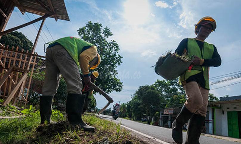 Peserta program padat karya menyelesaikan pekerjaan normalisasi saluran drainase di Warunggunung, Lebak, Banten, Jumat (19/3/2021). (antarafoto)