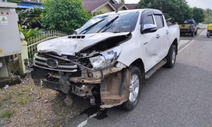 Oleng Saat Menikung, Mobnas Dinkes Seluma Seruduk Rumah Warga