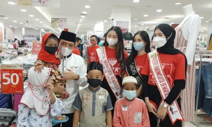 Wawali Temani Anak Yatim Belanja Baju Lebaran