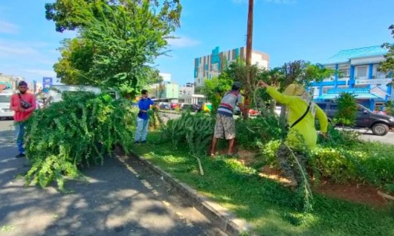 DLH Bersihkan Taman Kota Jelang Lebaran
