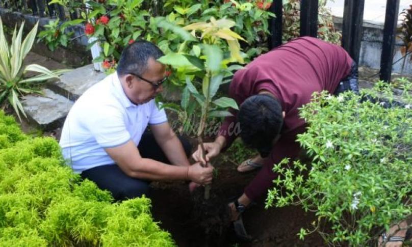 Pegawai Diskominfosan Kota Bengkulu Kembangkan Apotik Hidup dan Karang Gizi
