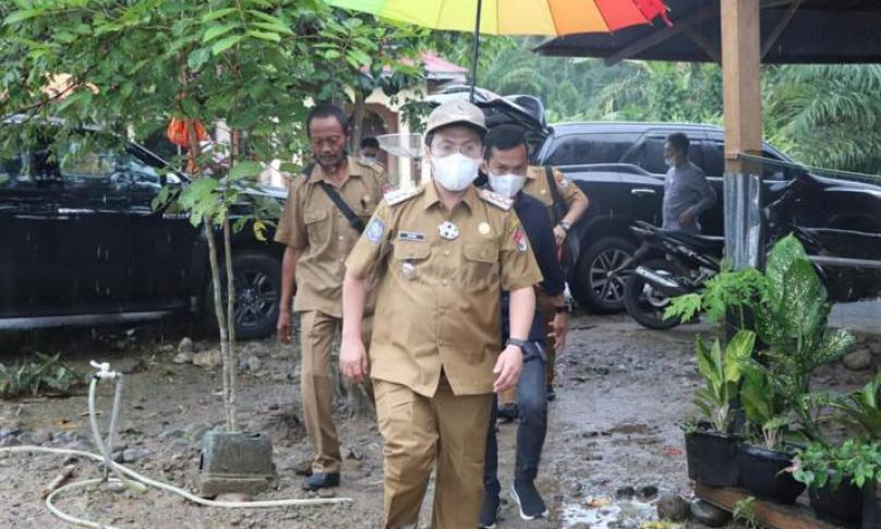 Bupati Mukomuko Turun ke Lapangan Tinjau Dampak Banjir di Teras Terunjam