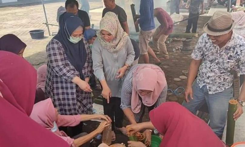 HUT ke 18 Seluma, Ketua TP PKK bersama Istri Kapolres Kompak Masak Masakan Tradisional