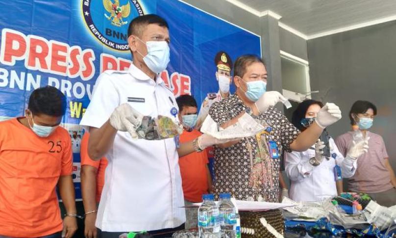 Petugas Badan Narkotika Nasional Provinsi (BNNP) Bengkulu merilis hasil tangkapannya yang melibatkan oknum polisi, Selasa (25/5/21) siang. 