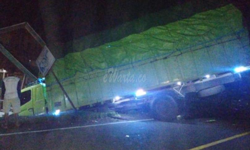 Hino vs Calya, Rumah Warga jadi Korban