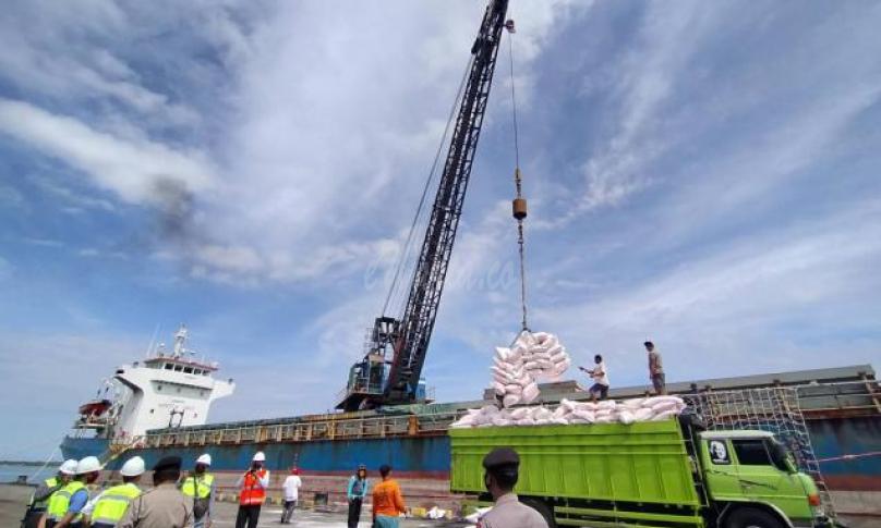 Aktivitas bongkar muat Pelabuhan Pulau Baai