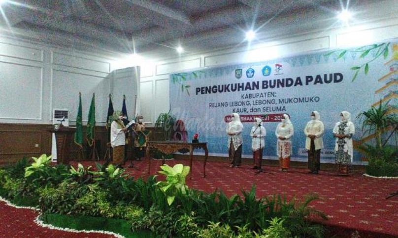 Derta Wahyulin Kukuhkan Lima Bunda PAUD Kabupaten