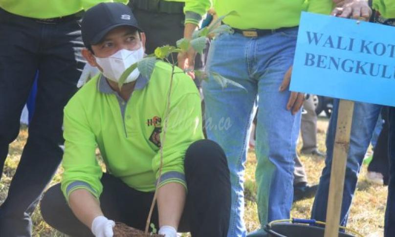 Wawali Ikut Bersihkan Sampah di Taman Berkas dan Pantai