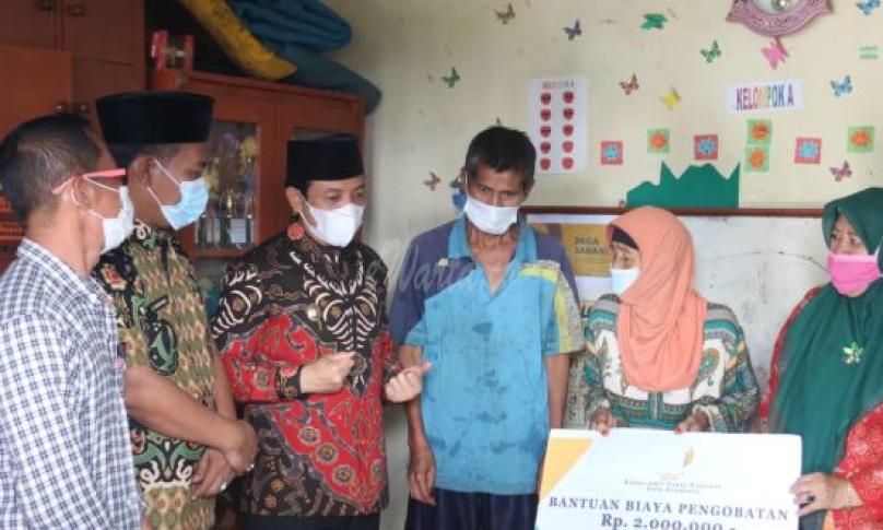 Wawali Dedy Salurkan Bantuan Baznas untuk Warga Pengerita Gangguan Jiwa