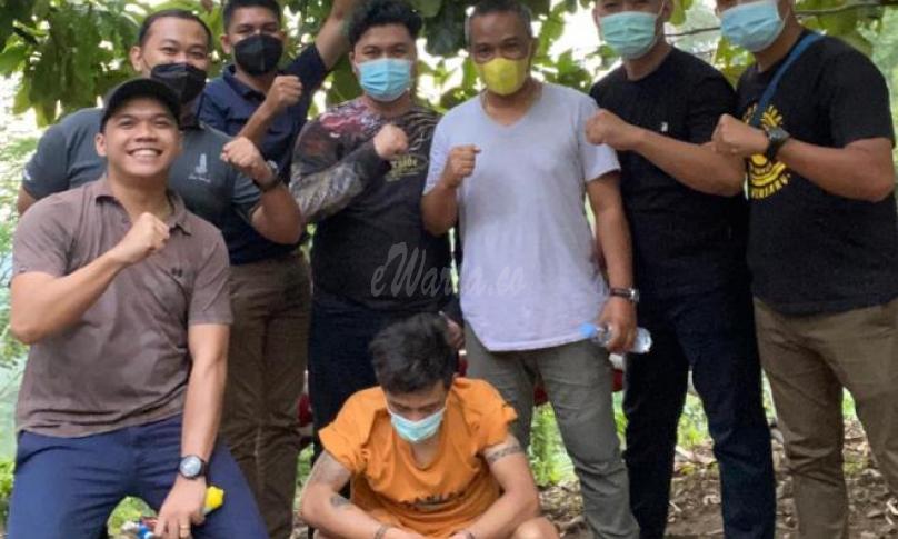 Tersangka (Baju Orange) saat diamankan polisi