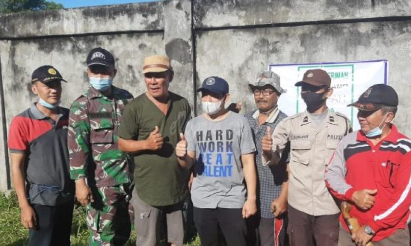 Dedy ikut dalam kegiatan gotong royong di Jalan Sumas Raya Kelurahan Kandang Mas, Jumat pagi (18/6/2021).