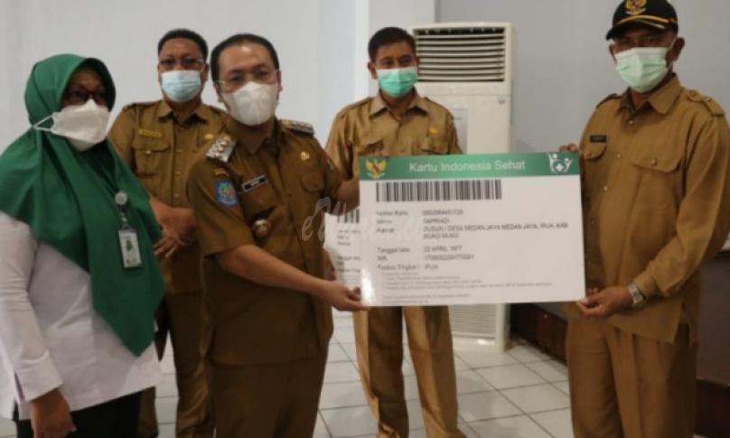 Perangkat Desa di Mukomuko Terima KIS dari Bupat