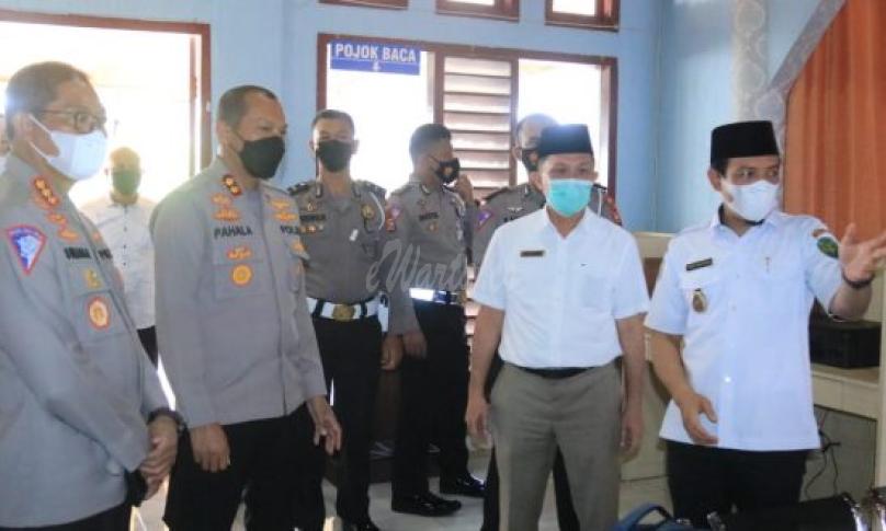 Direktur Lalu Lintas Polda Bengkulu Kombes. Pol. Sumardji didampingi Kapolres Bengkulu AKBP. Pahala Simanjuntak dan Kasat Lantas AKP. Kadek berkunjung ke Mal Pelayanan Publik (MPP) Pemerintah Kota Bengkulu, Rabu (23/6/2021).