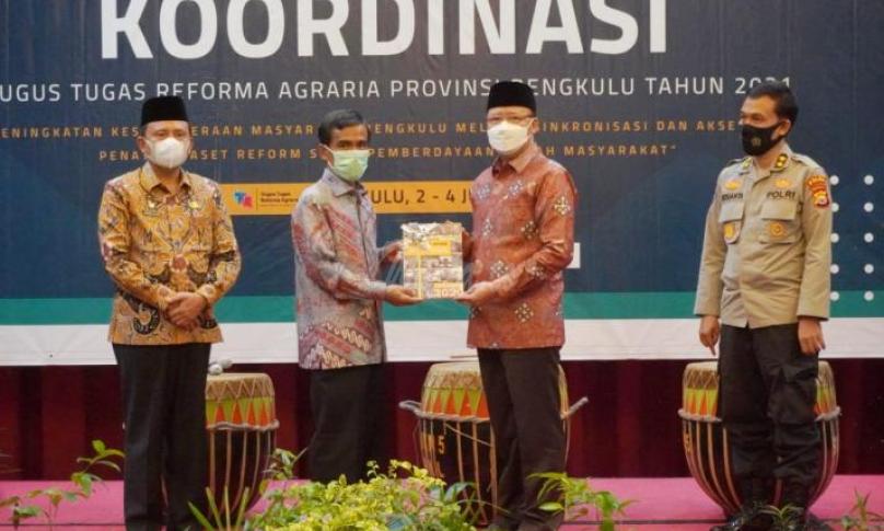 Gubernur saat membuka Rapat Koordinasi Gugus Tugas Reforma Agraria (GTRA) Provinsi Bengkulu Tahun 2021, yang mengangkat tema "Peningkatan Kesejahteraan Masyarakat Bengkulu melalui Sinkronisasi dan Akselerasi Penataan Aset Reform serta Pemberdayaan Tanah Masyarakat" di Santika Hotel Bengkulu, Rabu (2/5/2021). 