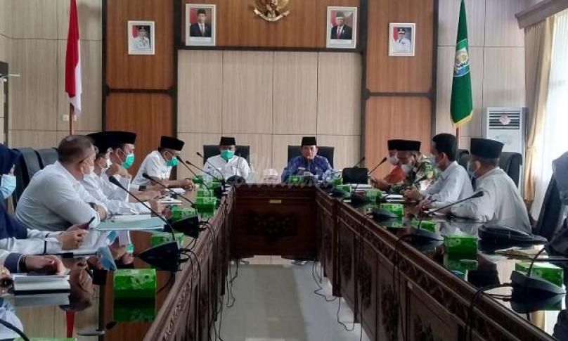 Kepala Kantor Wilayah Kementerian Agama Provinsi Bengkulu, Zahdi Taher saat menggelar putusan keberangkatan CJH Bengkulu, Rabu (9/6/21).
