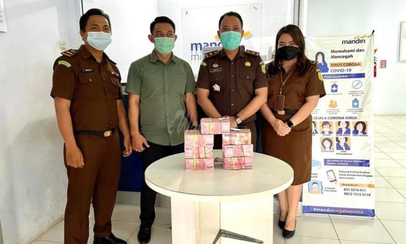 Kejari Seluma Saksikan Pembayaran Denda Korupsi Murman Effendi