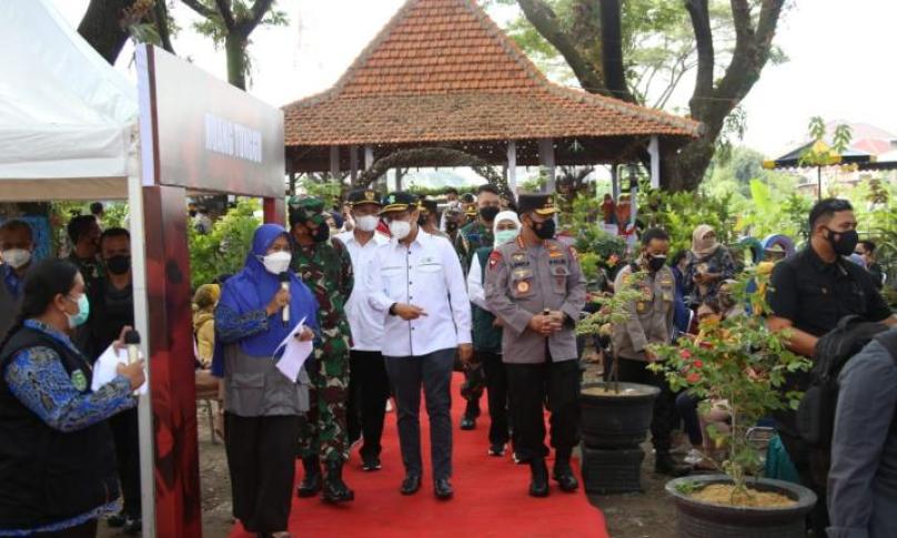 Panglima TNI Marsekal Hadi Tjahjanto bersama Kapolri Jenderal Listyo Sigit Prabowo meninjau PPKM Mikro di Desa Bantengan, Kecamatan Wungu, Madiun, Jawa Timur, Jumat (18/6/2021). 