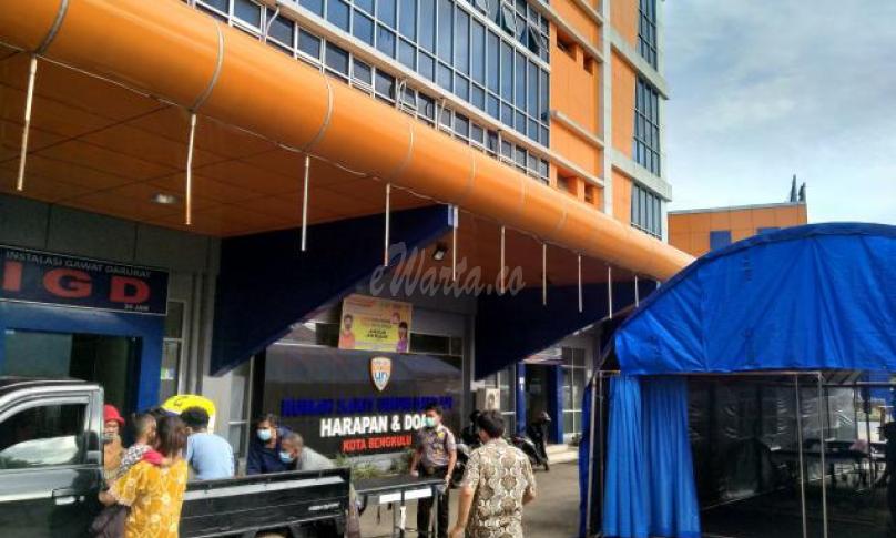 Tampak pasien yang sedang diturunkan di halaman RSHD Kota Bengkulu, Rabu (30/6/2021). Foto : Bisri