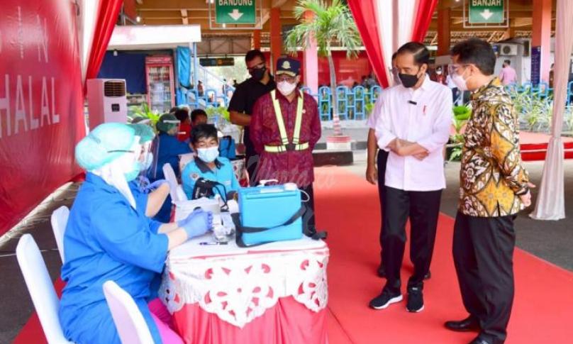 Presiden Tinjau Vaksinasi Massal di Terminal Bus dan Pelabuhan