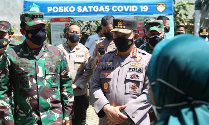 Hari Pertama PPKM Darurat, Kapolri Tinjau Penyekatan Hingga Vaksinasi Massal Hari Pertama PPKM Darurat, Kapolri Tinjau Penyekatan Hingga Vaksinasi Massal 