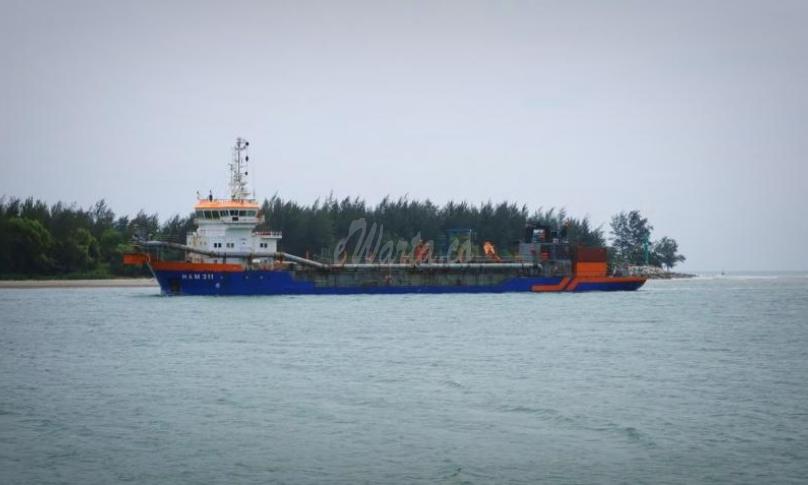 Kapal keruk limbah pasir di pelabuhan Pulau Baai