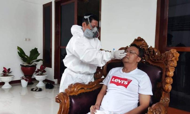 Gubernur Bengkulu Rohidin Mersyah saat menjalani swab  