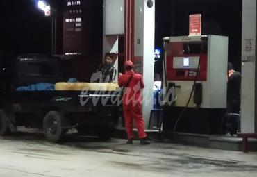 Salah satu oknum karyawan sedang mengisi BBM Bersubsidi ke Jerigen Tengkulak