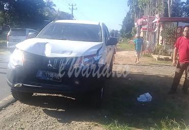 Mobil Strada yang mengalami penyok di bagian depan