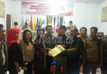 Ketua KPU Rejang Lebong saat menerima berkas data Bacaleg