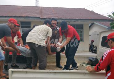 Korban saat mendapatkan pertolongan warga dan anggota Kepolisian Sukaraja