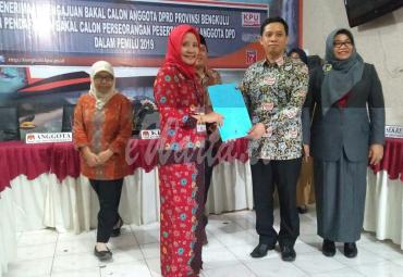 Ita Jamil Saat Menyerahkan Berkas Pendaftaran